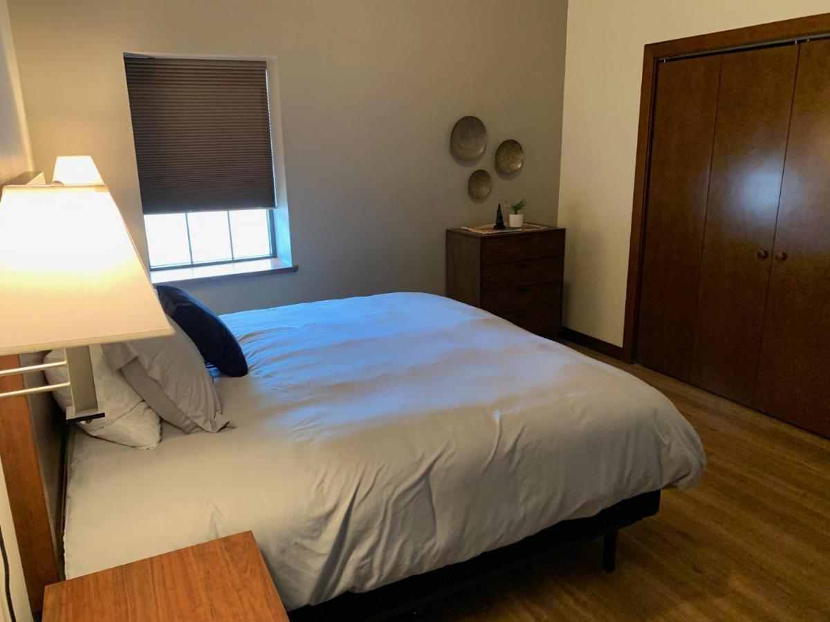 Modern Apartment In The Heart Of Rapid City Ngoại thất bức ảnh